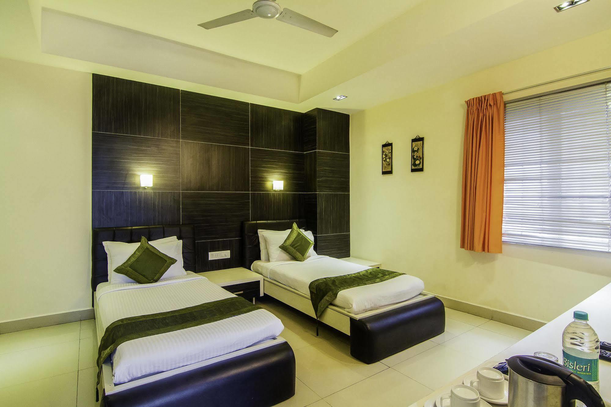 Treebo Trip Hive Hotel Chennai Exterior foto